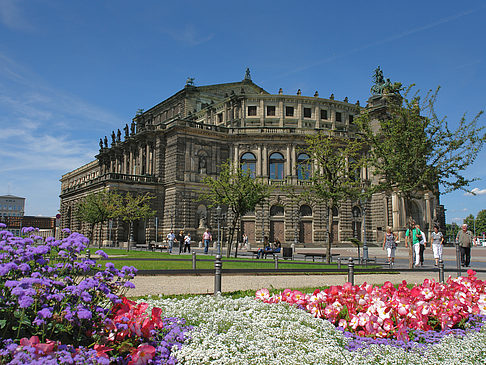 Fotos Semperoper mit Blumen
