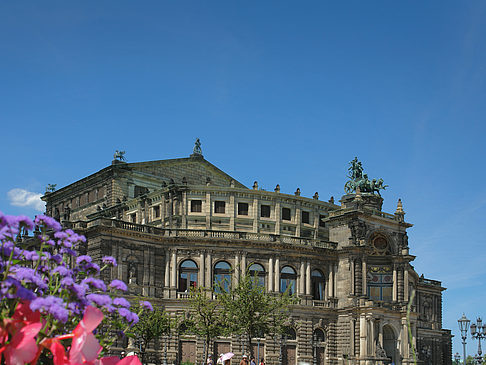 Semperoper mit Blumen