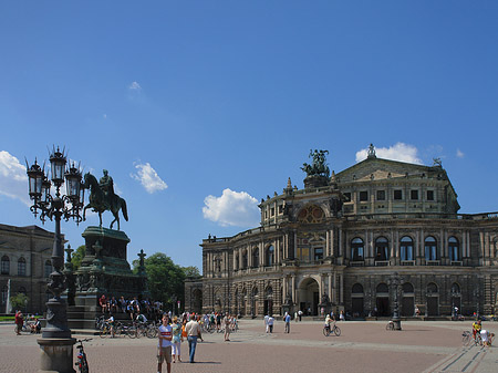 König-Johann-Statue mit Semperoper