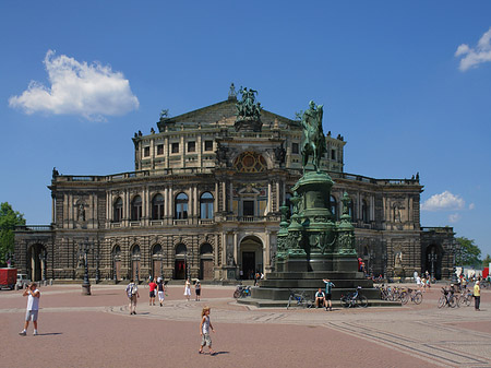 Fotos König-Johann-Statue mit Semperoper