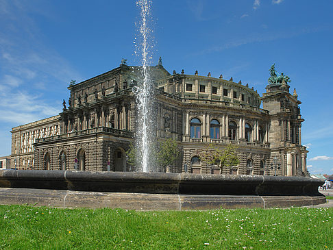 Semperoper mit Springbrunnen Foto 