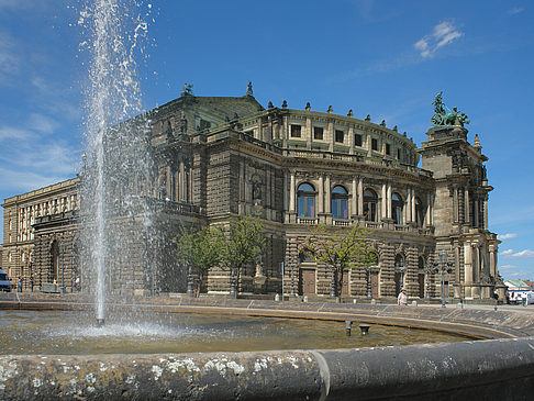 Semperoper mit Springbrunnen Fotos
