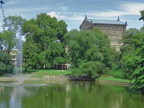 Foto Semperoper mit Springbrunnen